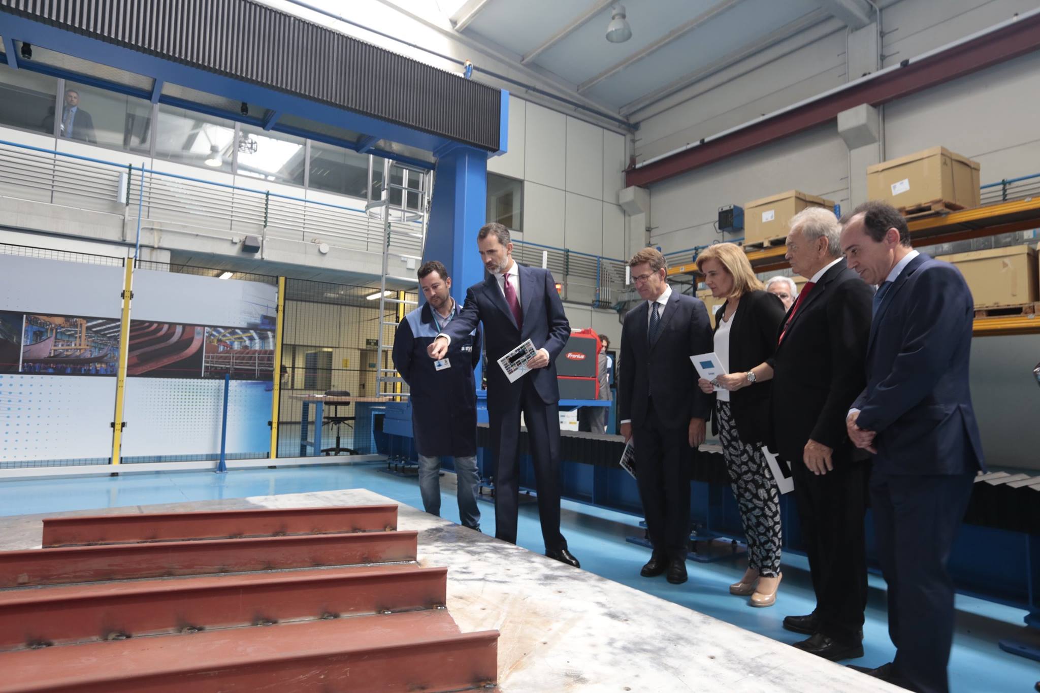 El Rey Felipe VI con representantes institucionales ante el cartel Shipbuilding 4.0 en AIMEN O Porriño — gabinete de prensa Mundinova