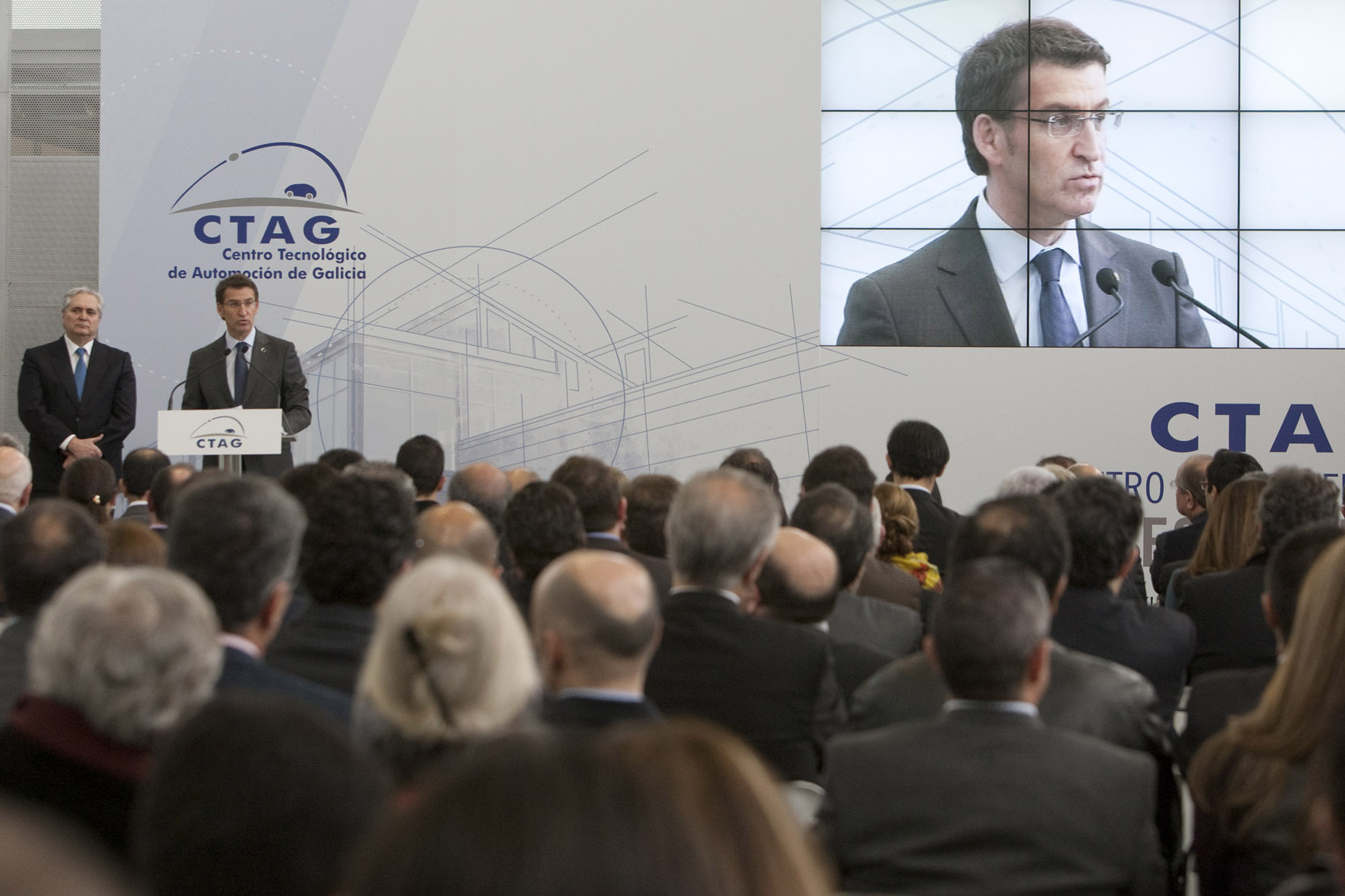 Alberto Núñez Feijóo, Antonio Santos y responsables del CTAG en la inauguración — protocolo y comunicación institucional Mundinova