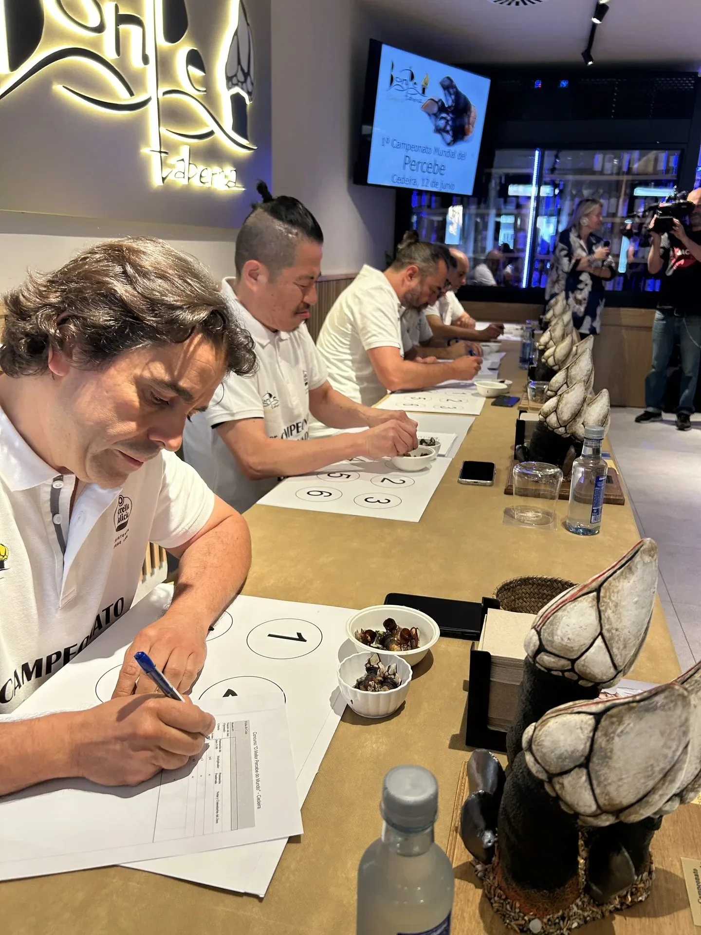 El jurado evaluando los lotes durante la cata a ciegas del Campeonato Mundial del Percebe 2025
