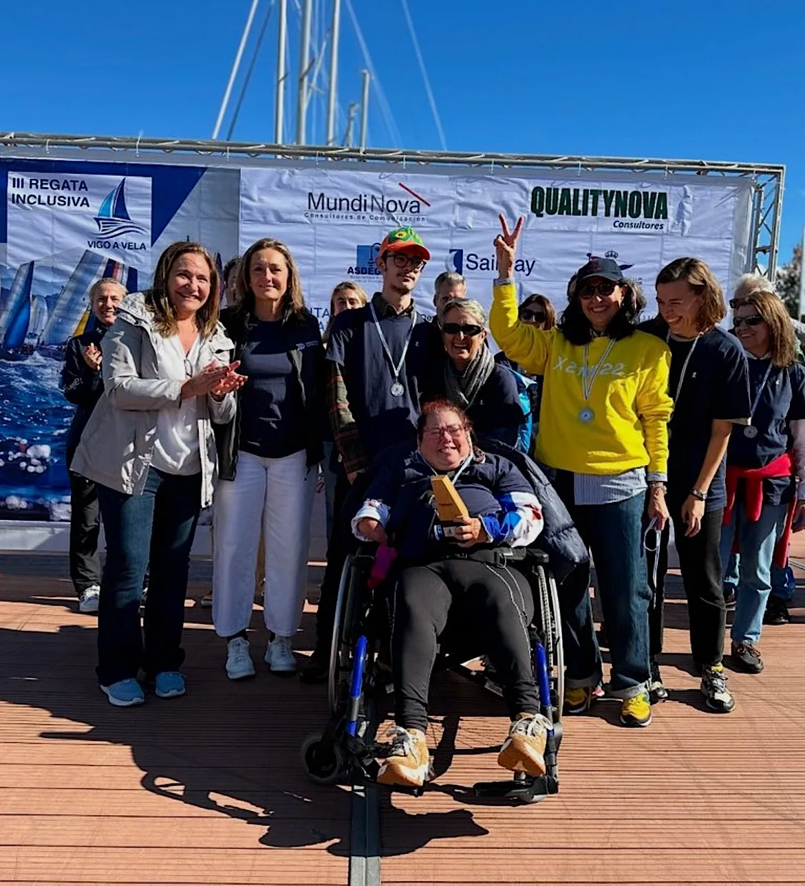 Equipo ganador en el muelle: Regata Inclusiva Vigo a Vela