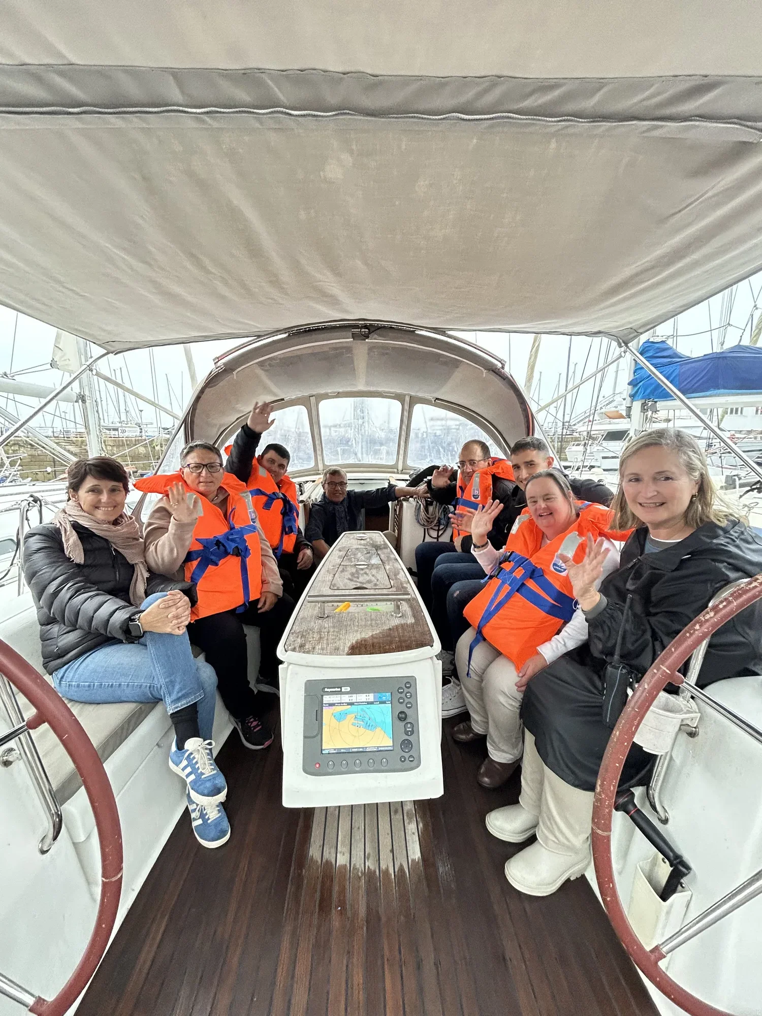 Tripulación con chalecos naranjas a bordo: Regata Inclusiva