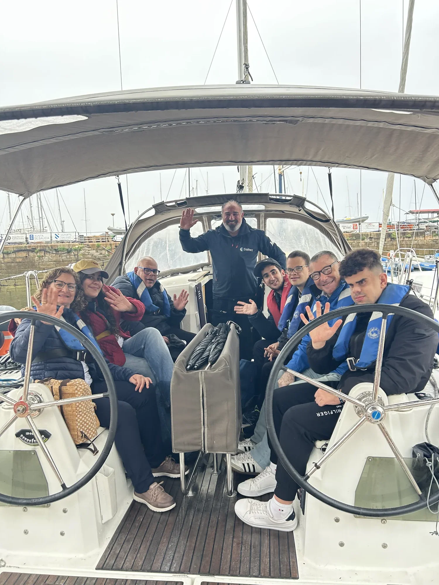 Tripulación mixta en cubierta: Regata Inclusiva Vigo a Vela