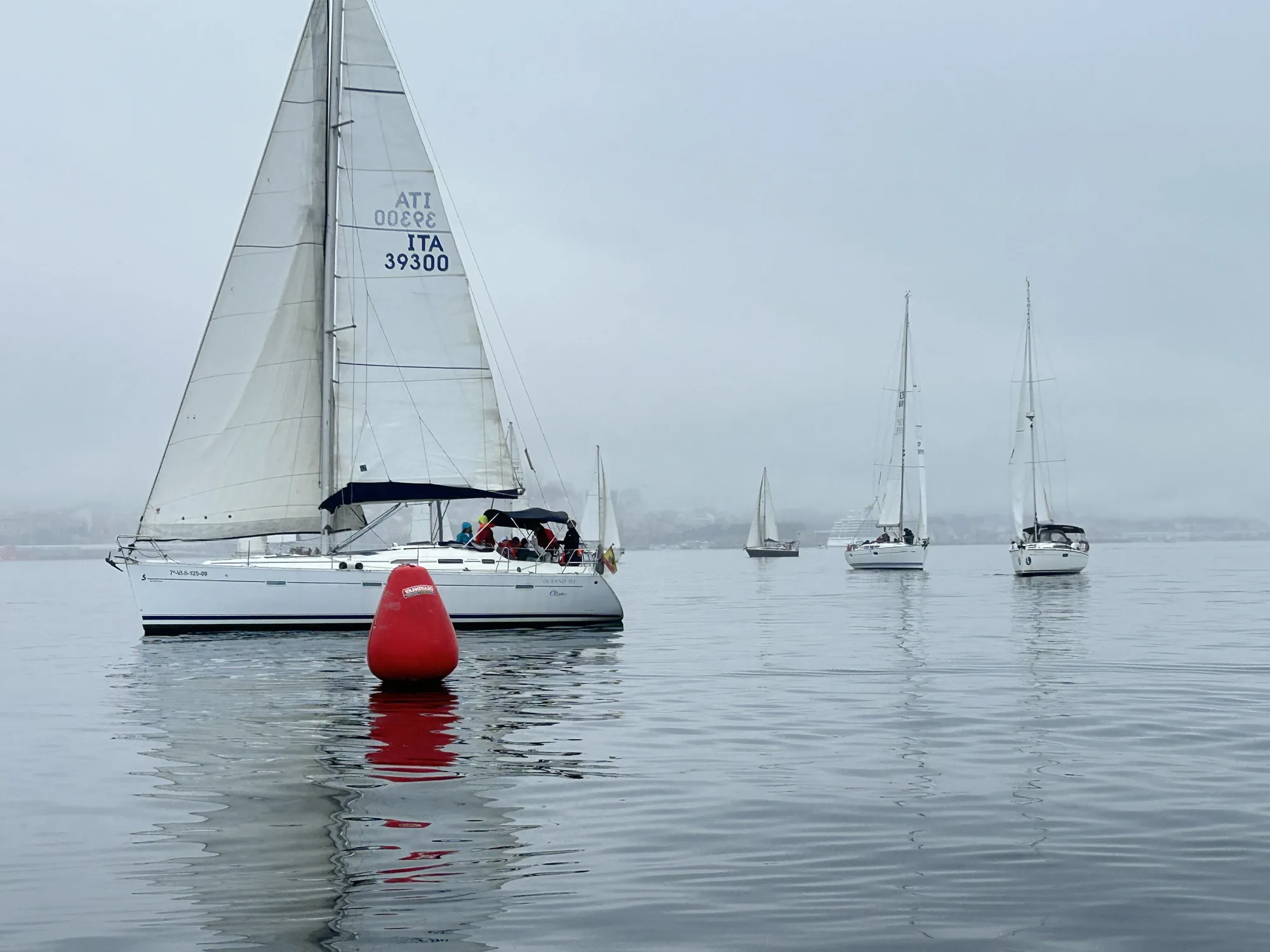 Veleros de la Regata Inclusiva Vigo a Vela en la Ría de Vigo