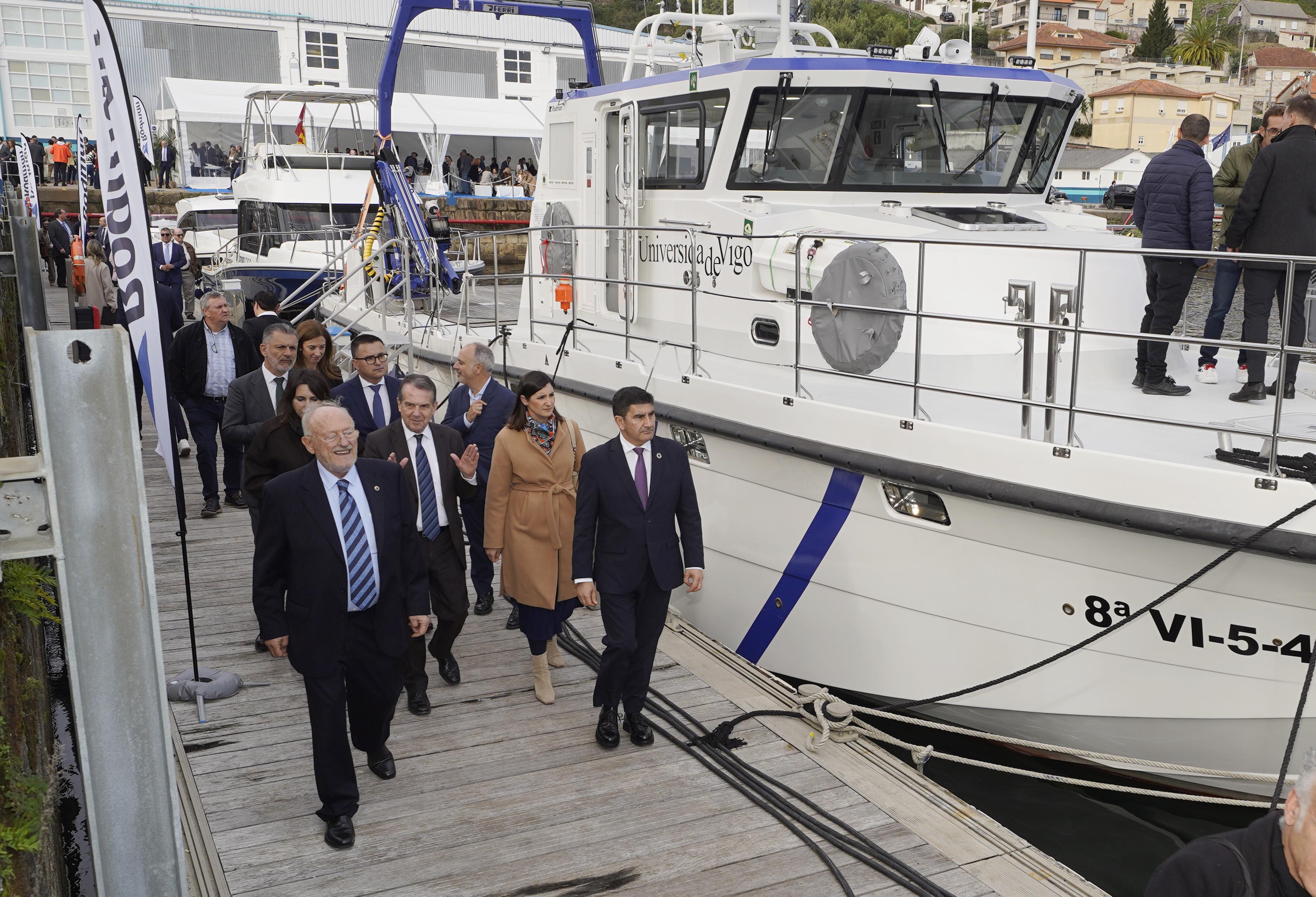 Llegada de autoridades al embarcadero en el 50 aniversario Rodman — nave naval Moaña