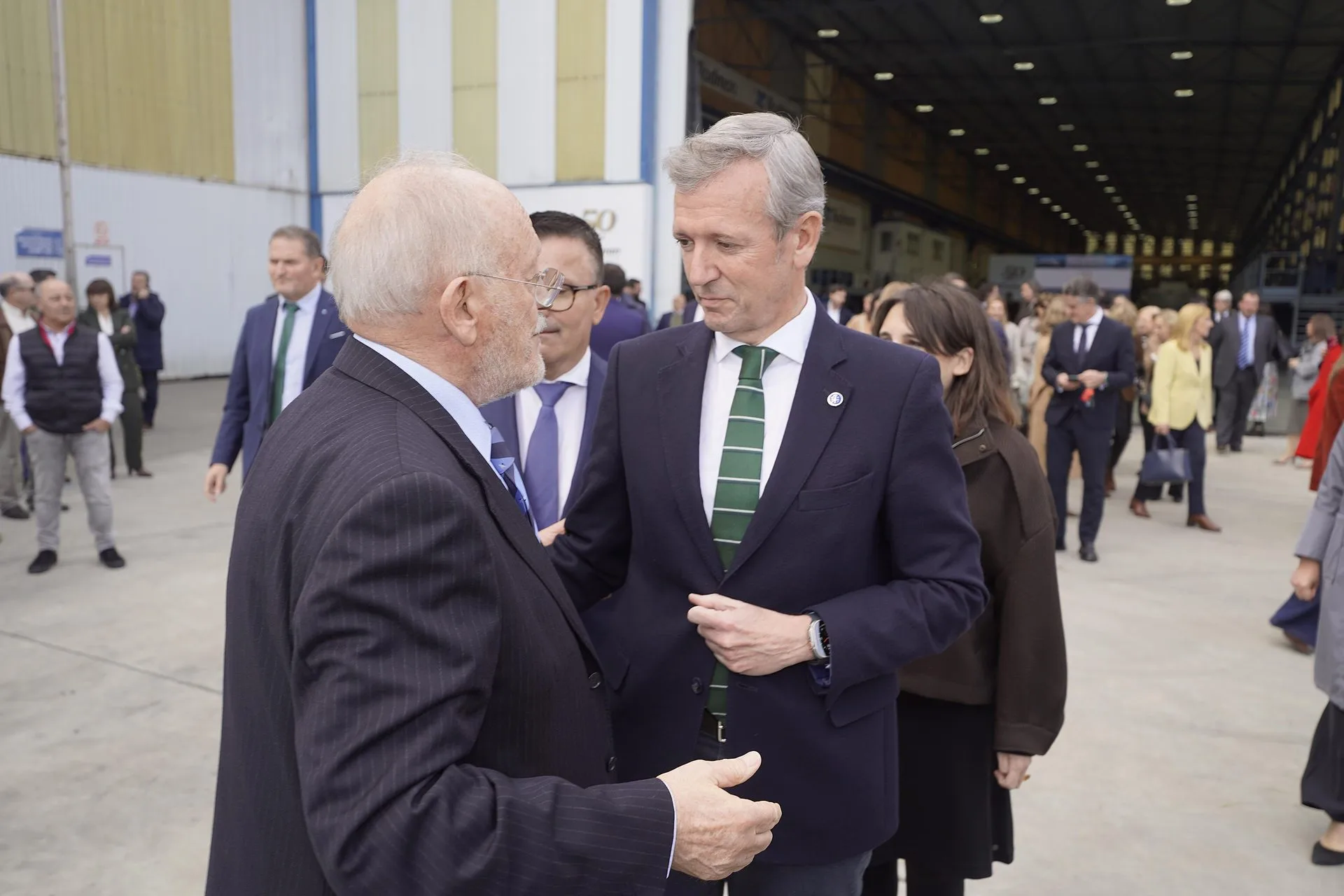 Alfonso Rueda, presidente de la Xunta de Galicia, con el fundador de Rodman Polyships en el 50 aniversario
