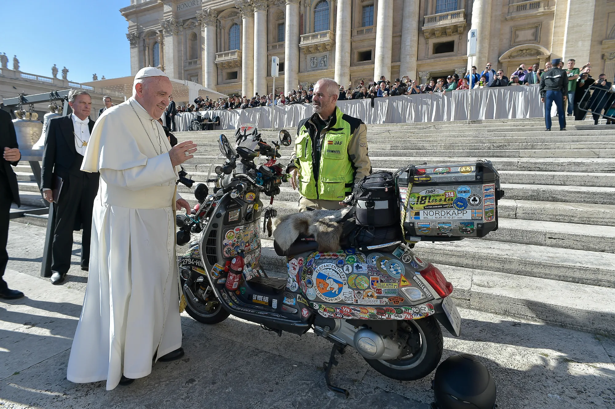 Vespa Extreme Wheels for Life: Papa Francisco bendice la moto en Plaza San Pedro, comunicación MundiNova